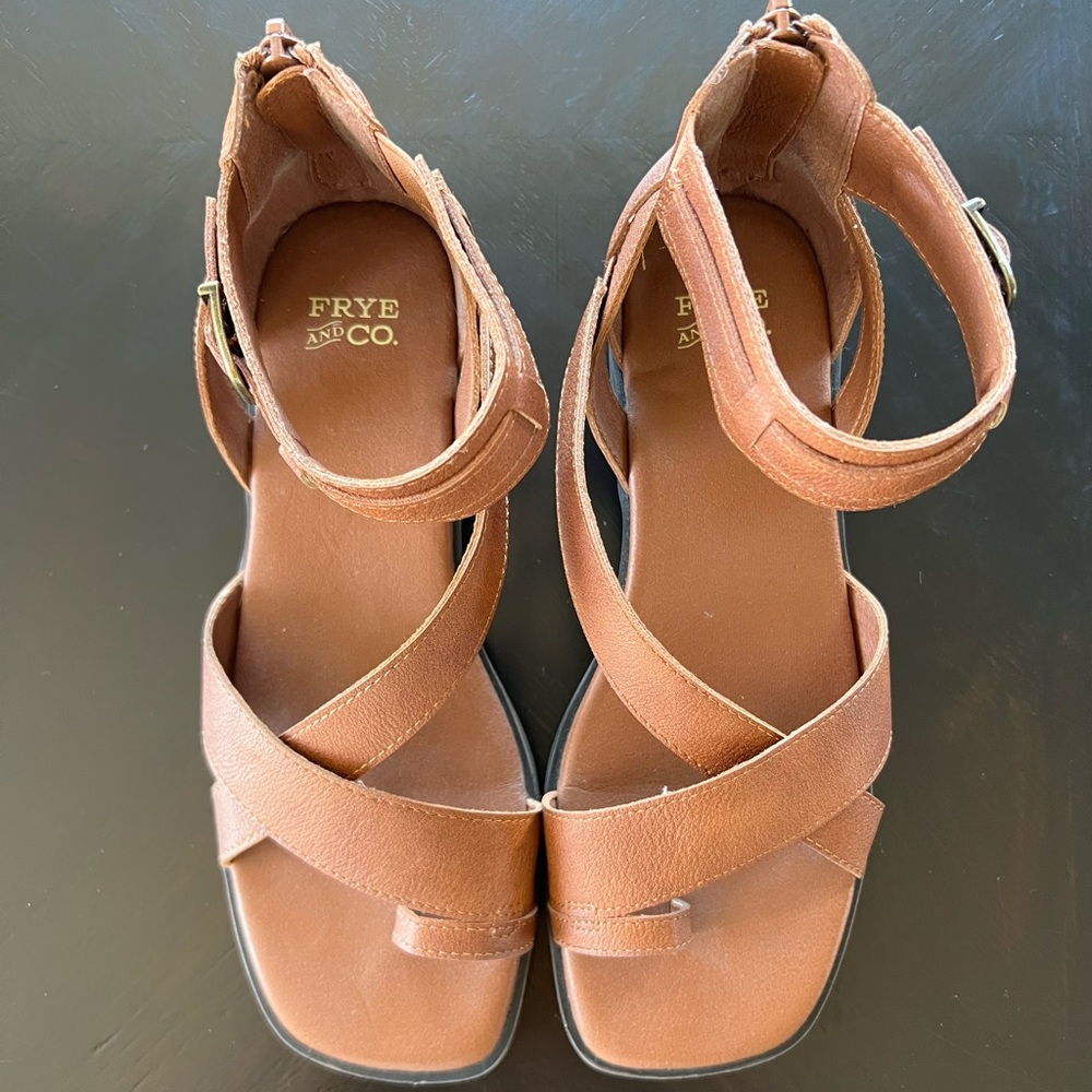 Frye & Co. Brown Tallu Cognac back zip sandals - Picture 2 of 8